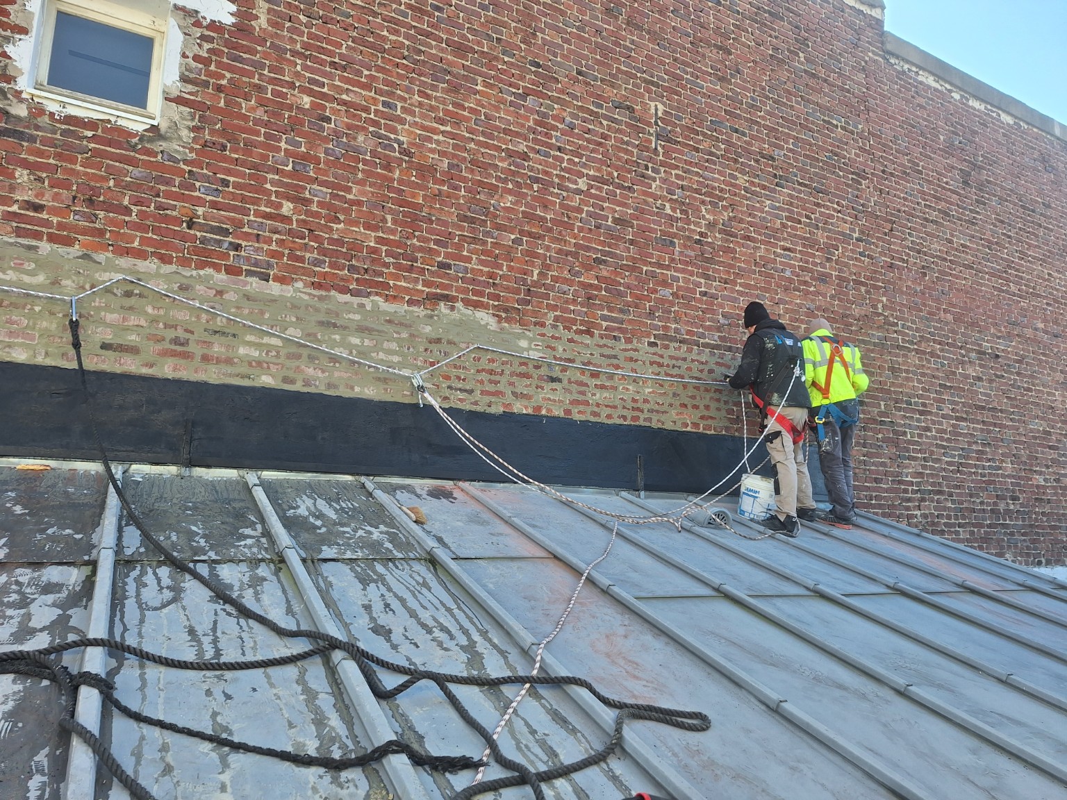 Travaux d’étanchéité sur une toiture en zinc