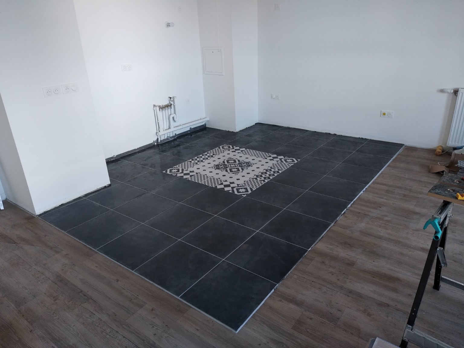 Ragréage de sol dans une pièce en rénovation