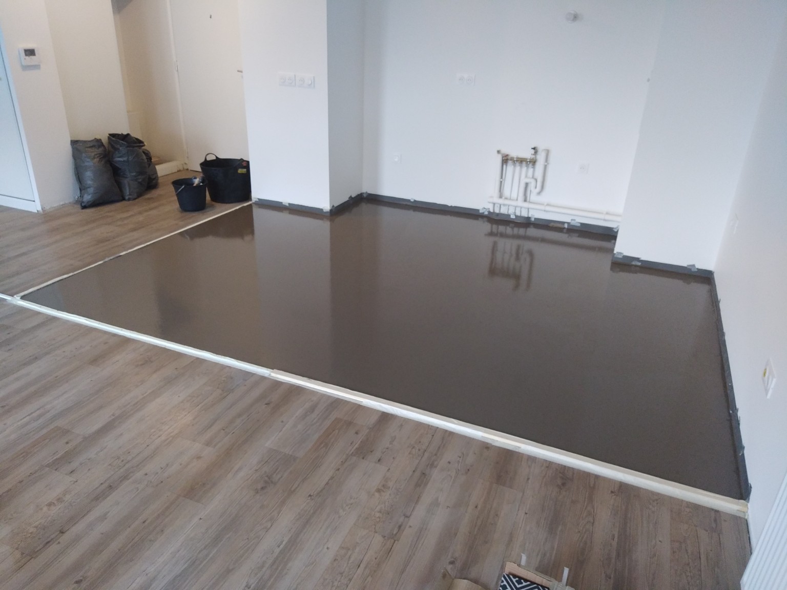 Ragréage de sol en cours dans un appartement