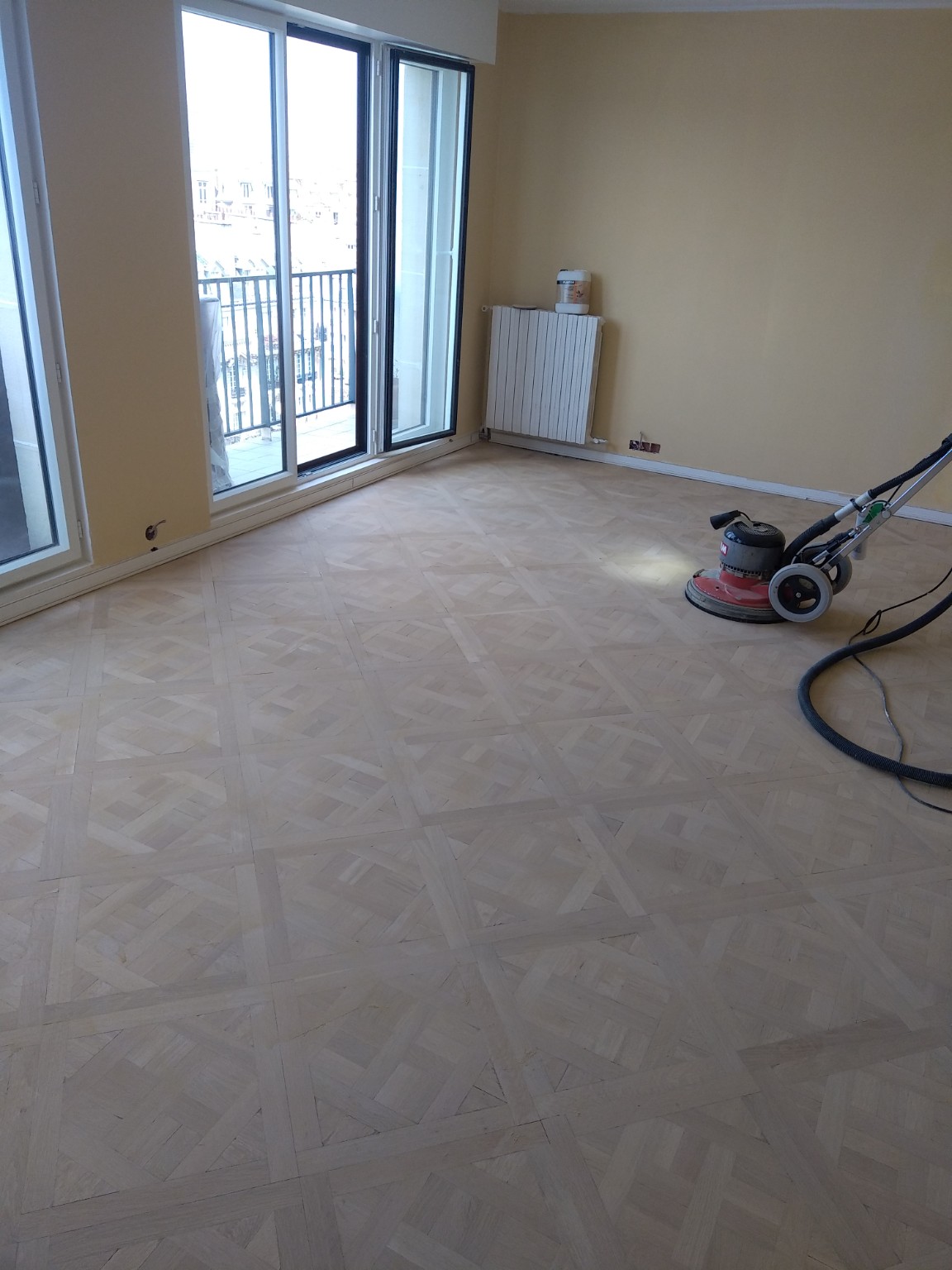 Buanderie blanche avec plan de travail en bois