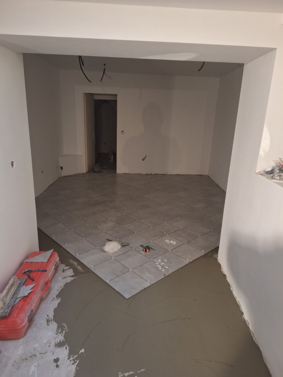 Sous-sol rénové avec carrelage gris