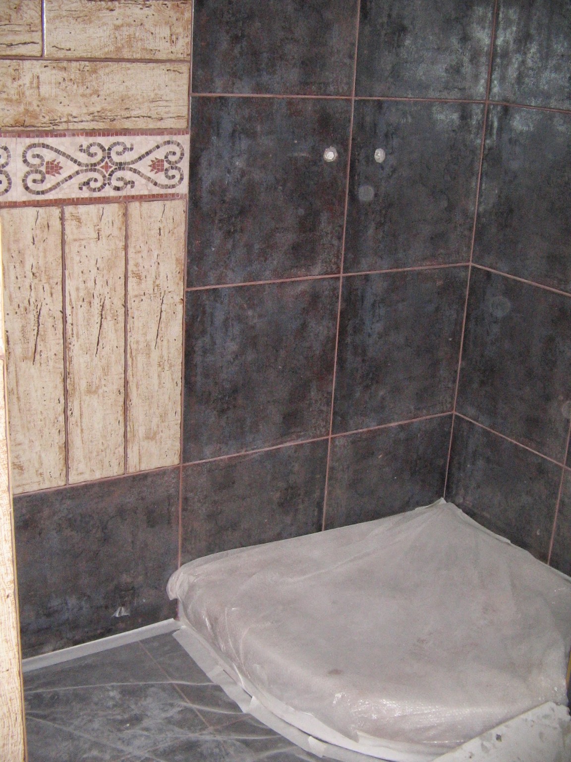 Pose de carrelage mural dans une douche