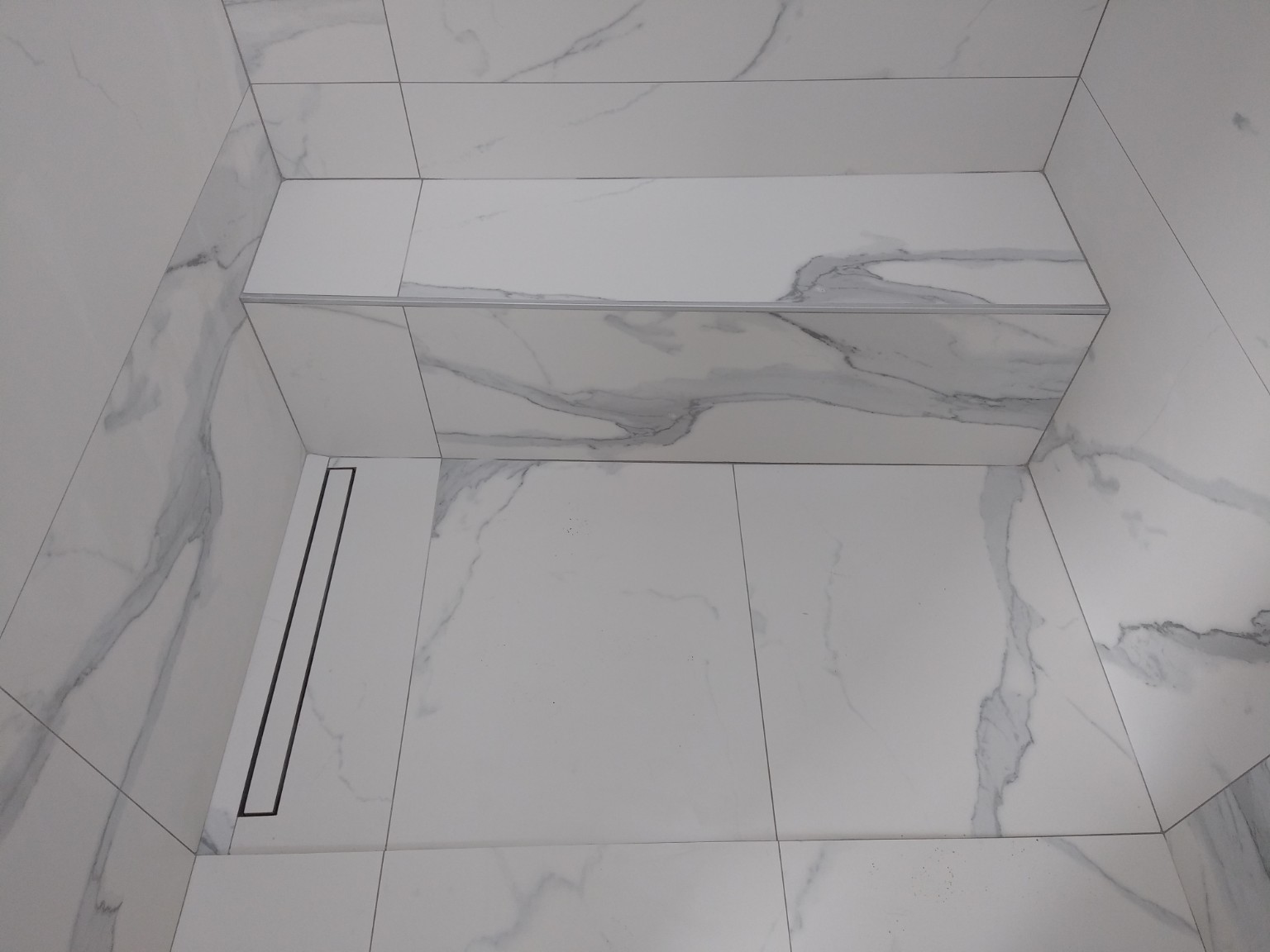 Douche à l’italienne en carrelage effet marbre