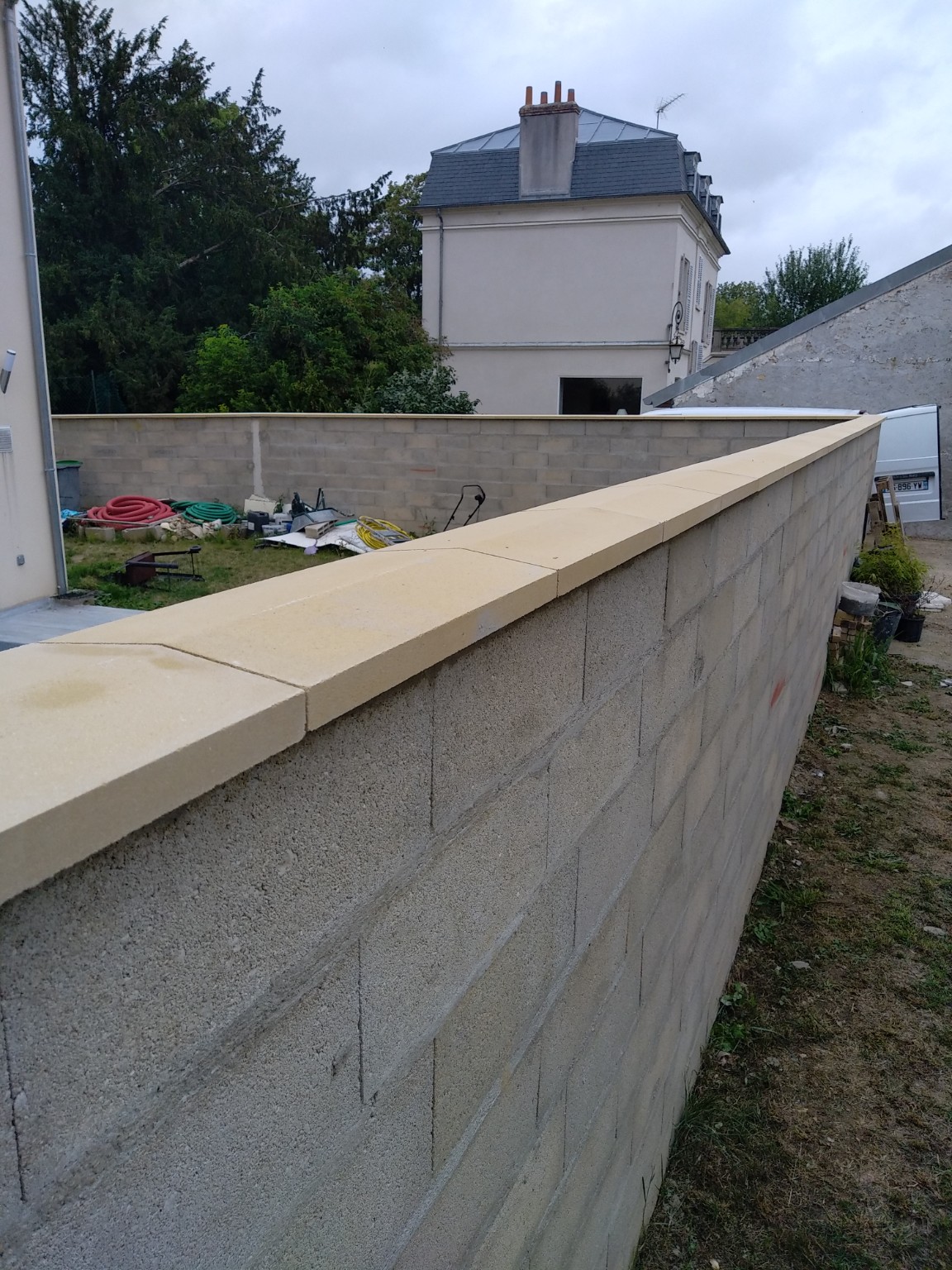 Mur extérieur maçonné avec couvertines
