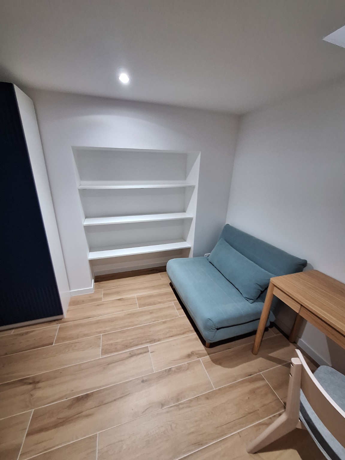 Coin bureau rénové avec bibliothèque encastrée