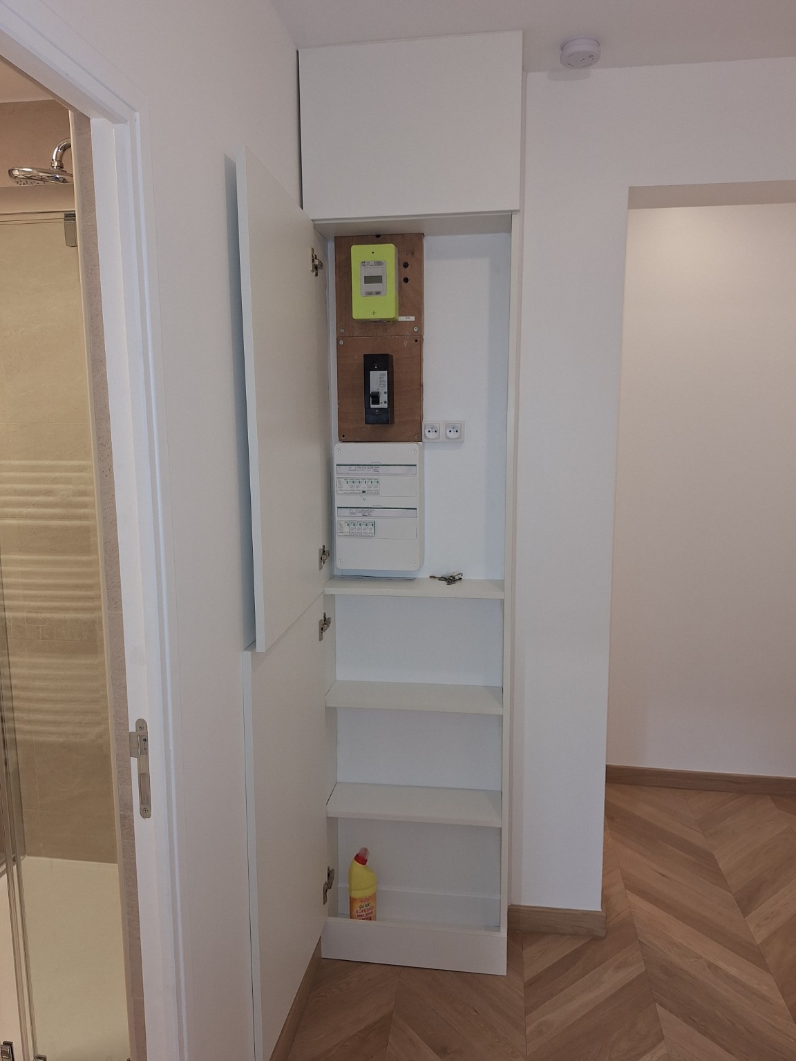 Tableau électrique dissimulé dans un meuble de rangement sur mesure
