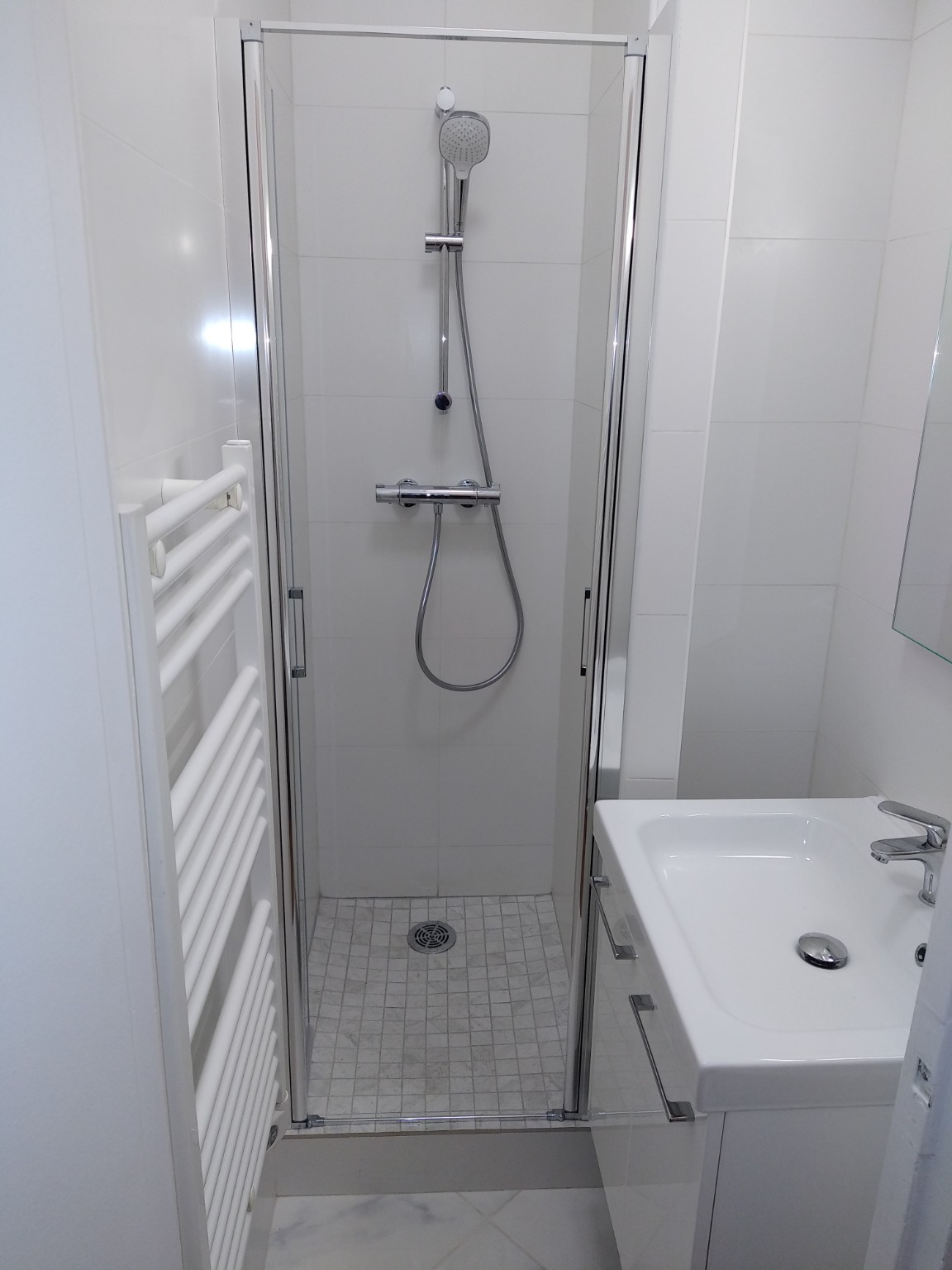 Petite salle de bains blanche avec douche