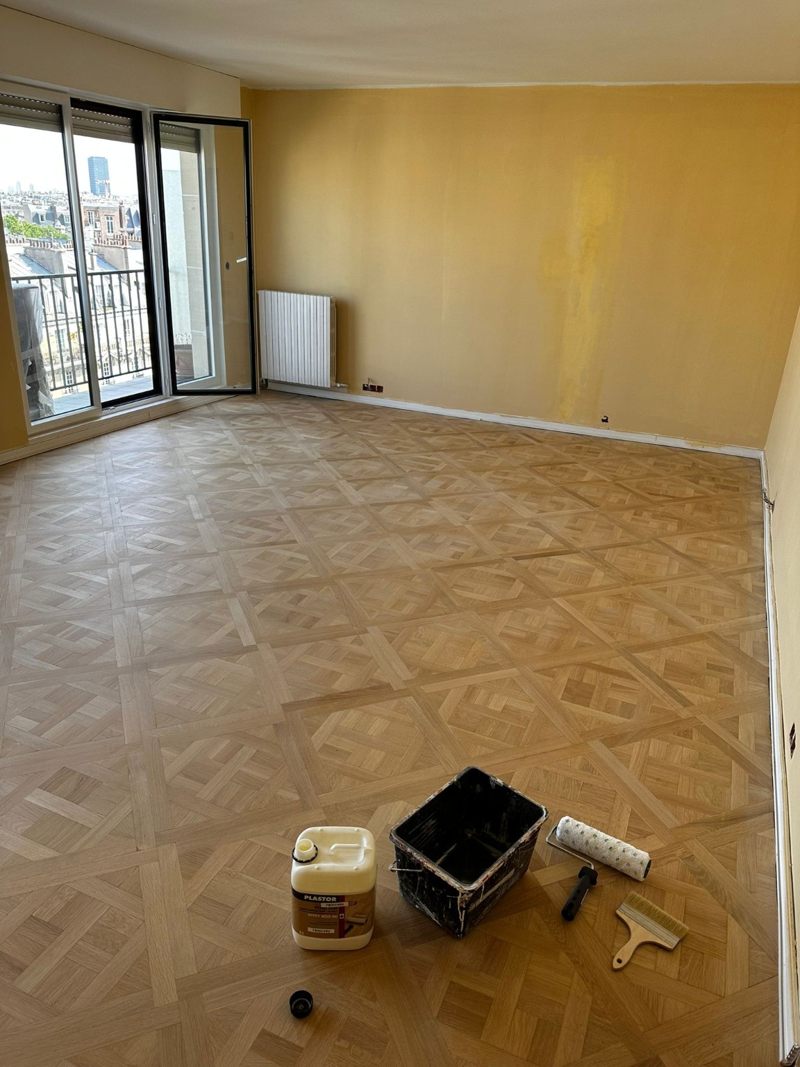 Chambre rénovée avec parquet massif