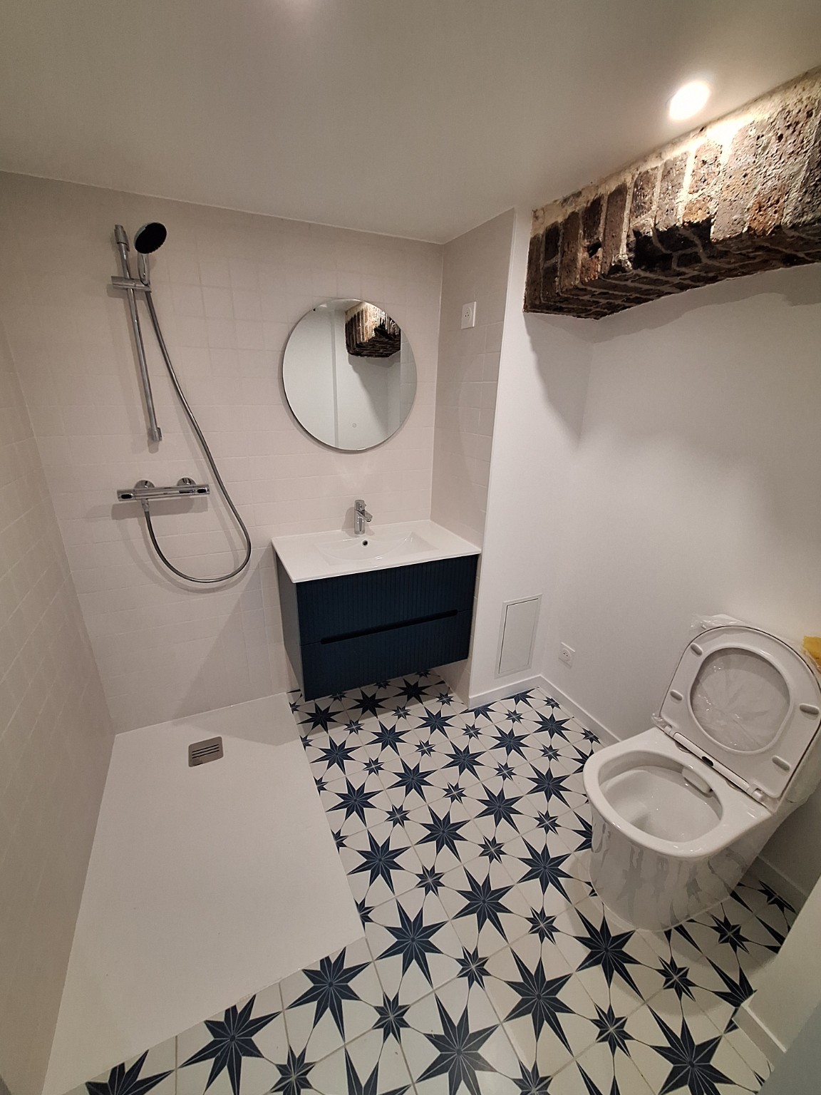 Salle de bains blanche avec carreaux décoratifs bleus