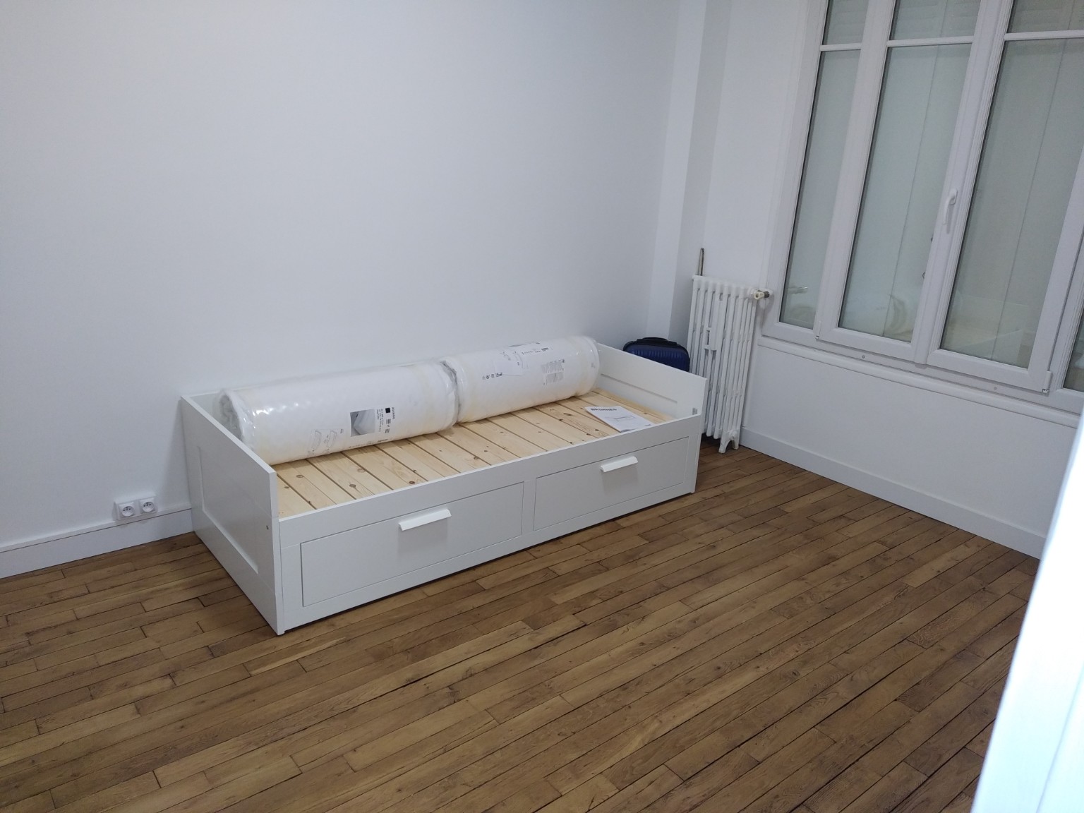 Chambre rénovée avec parquet conservé