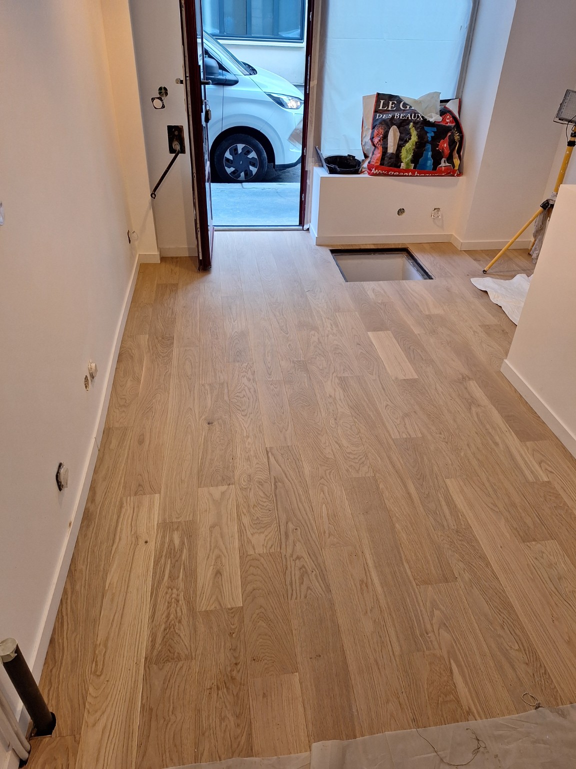 Entrée rénovée avec parquet clair