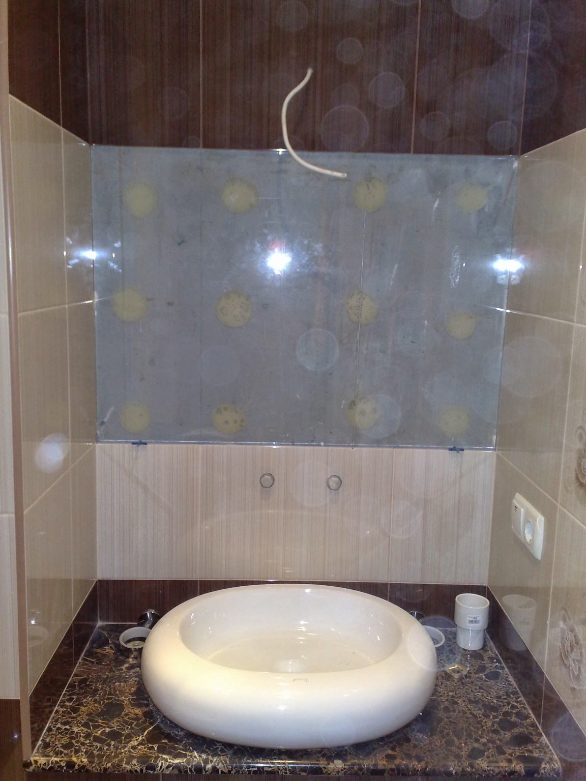 Vasque et miroir dans une salle de bains rénovée