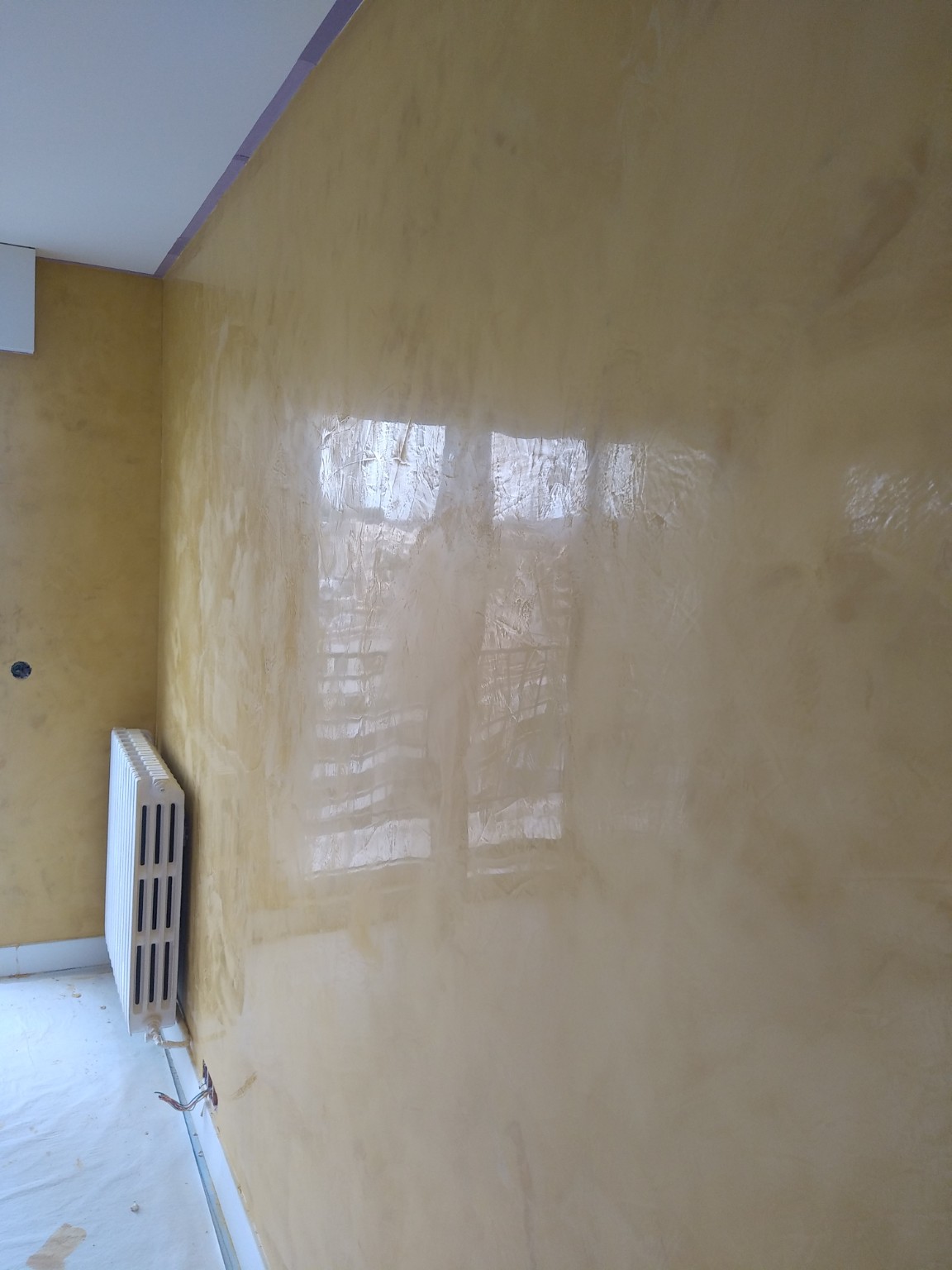 Salle de bains avec carrelage effet marbre et douche ouverte