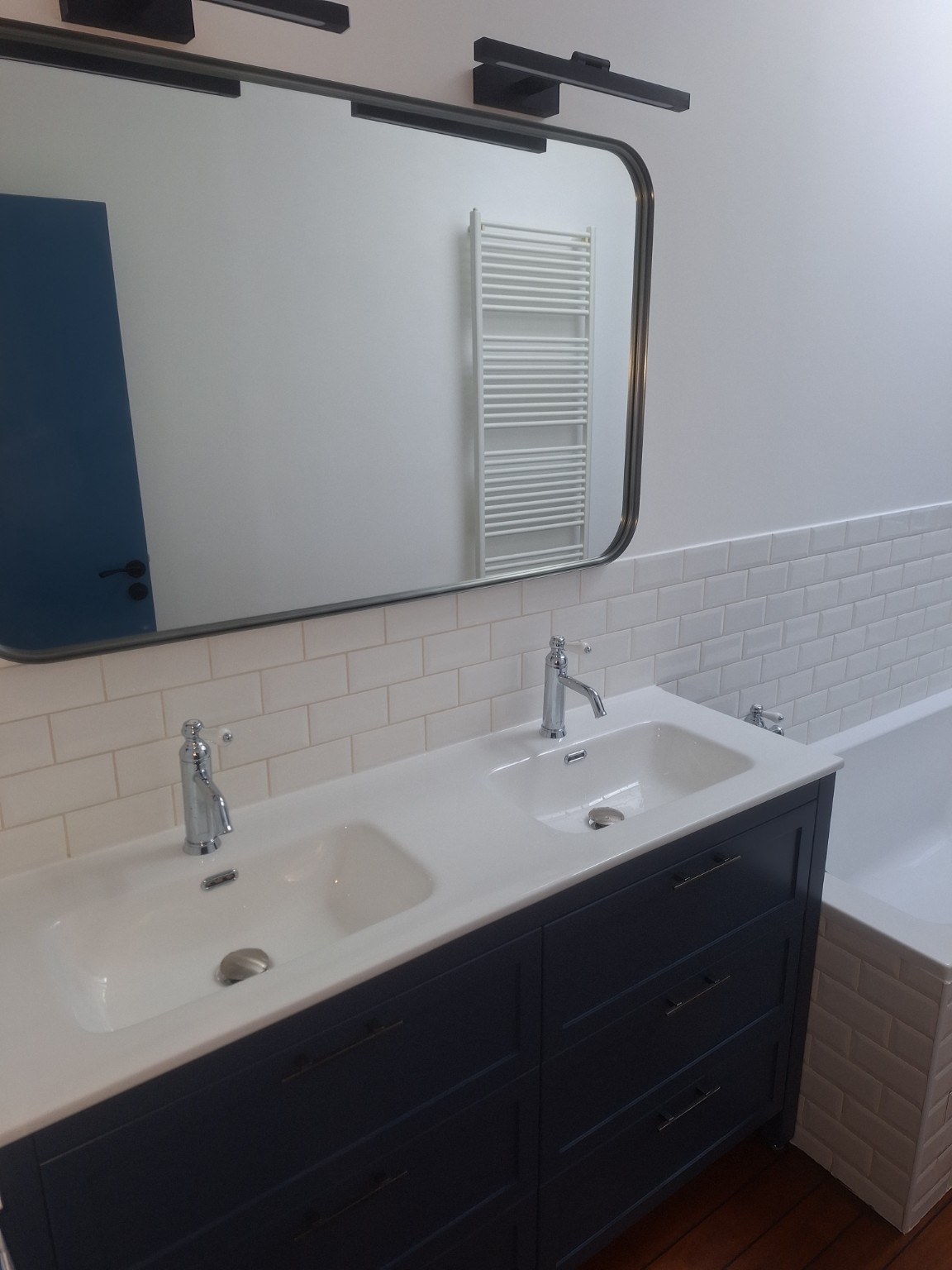Double vasque sombre et grand miroir