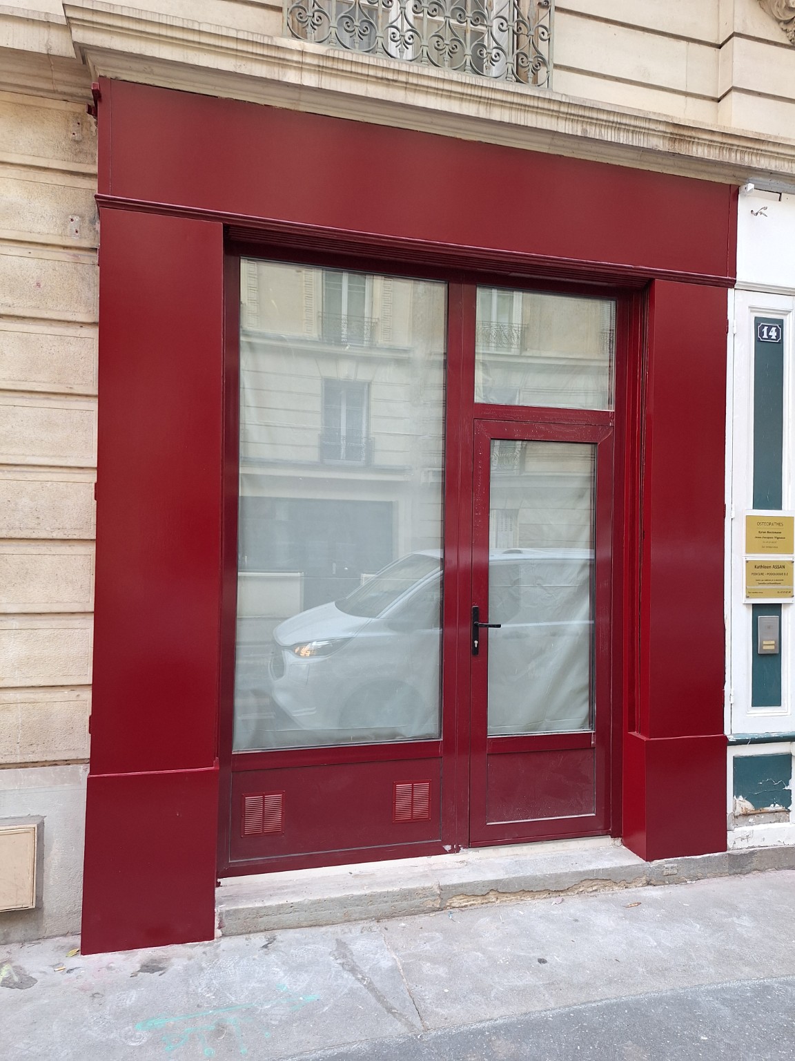 Devanture commerciale rénovée en rouge