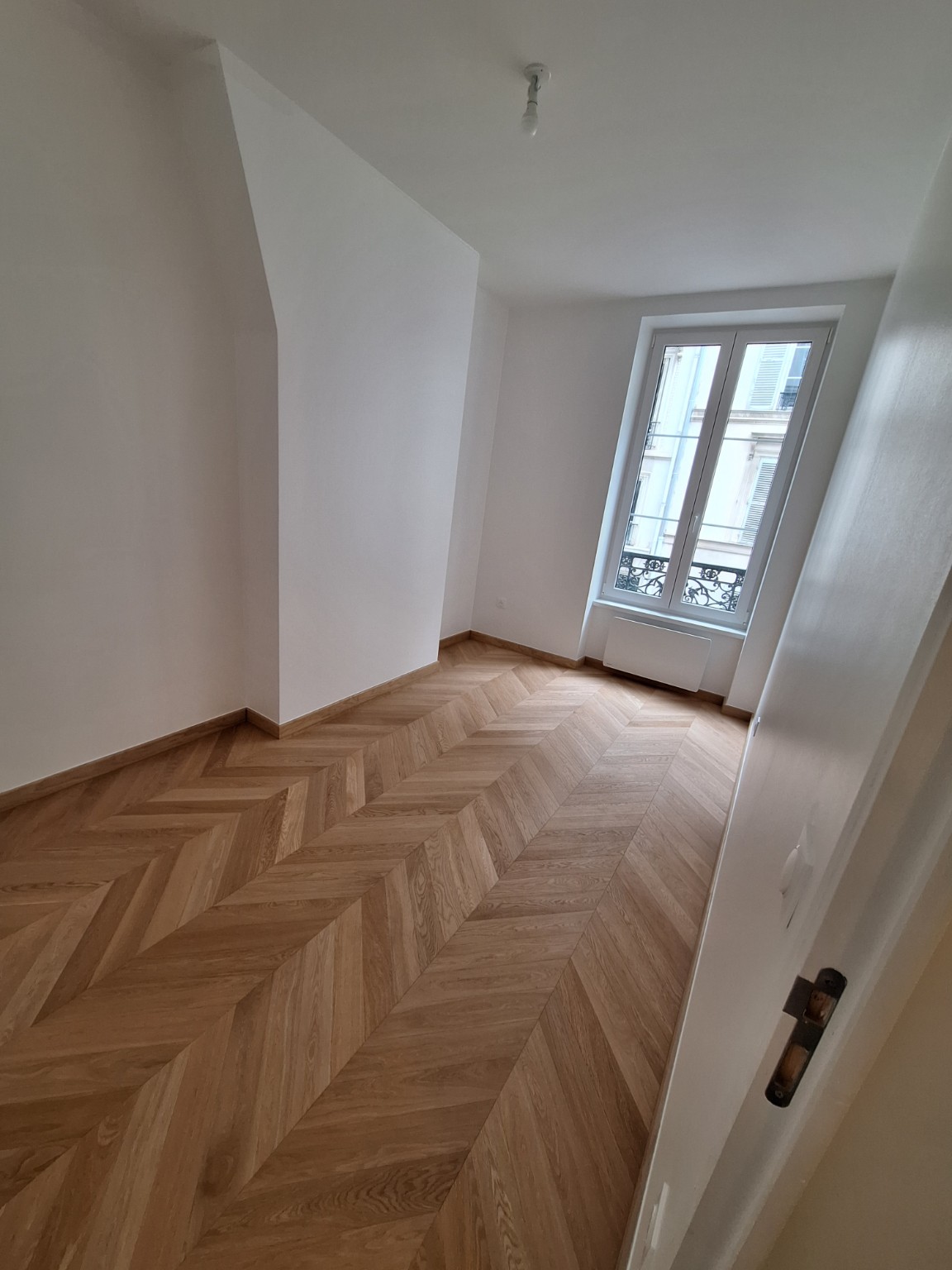 Pièce rénovée avec parquet en chevrons
