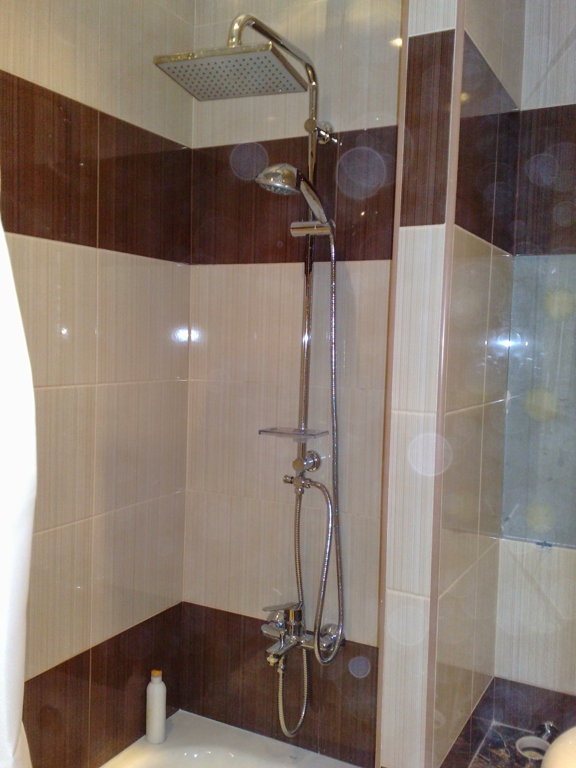 Douche rénovée avec colonne de douche