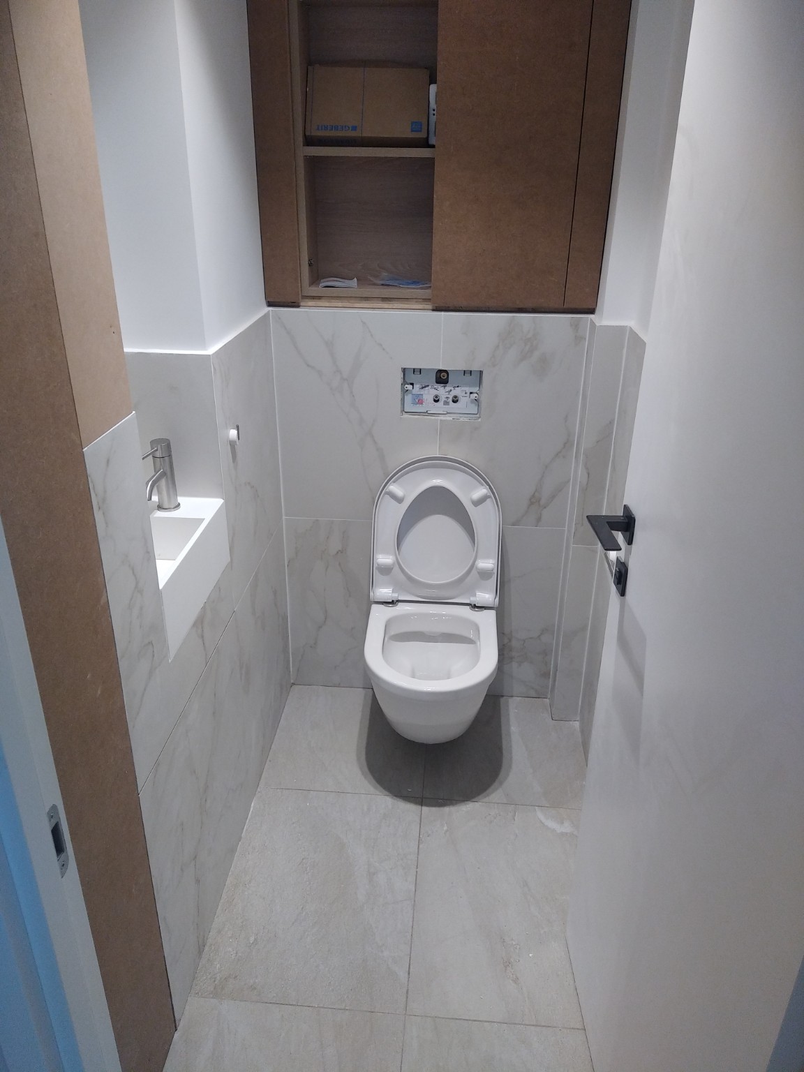 Toilettes suspendues avec habillage effet marbre