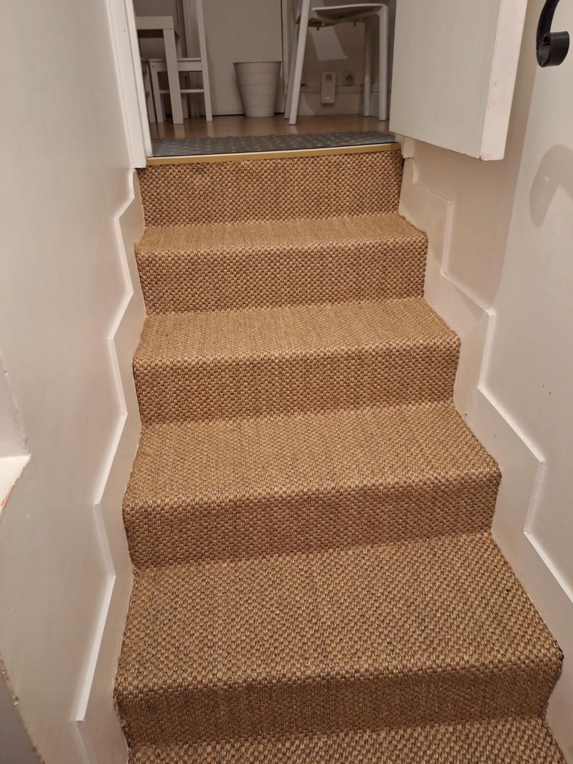 Escalier fini avec moquette beige