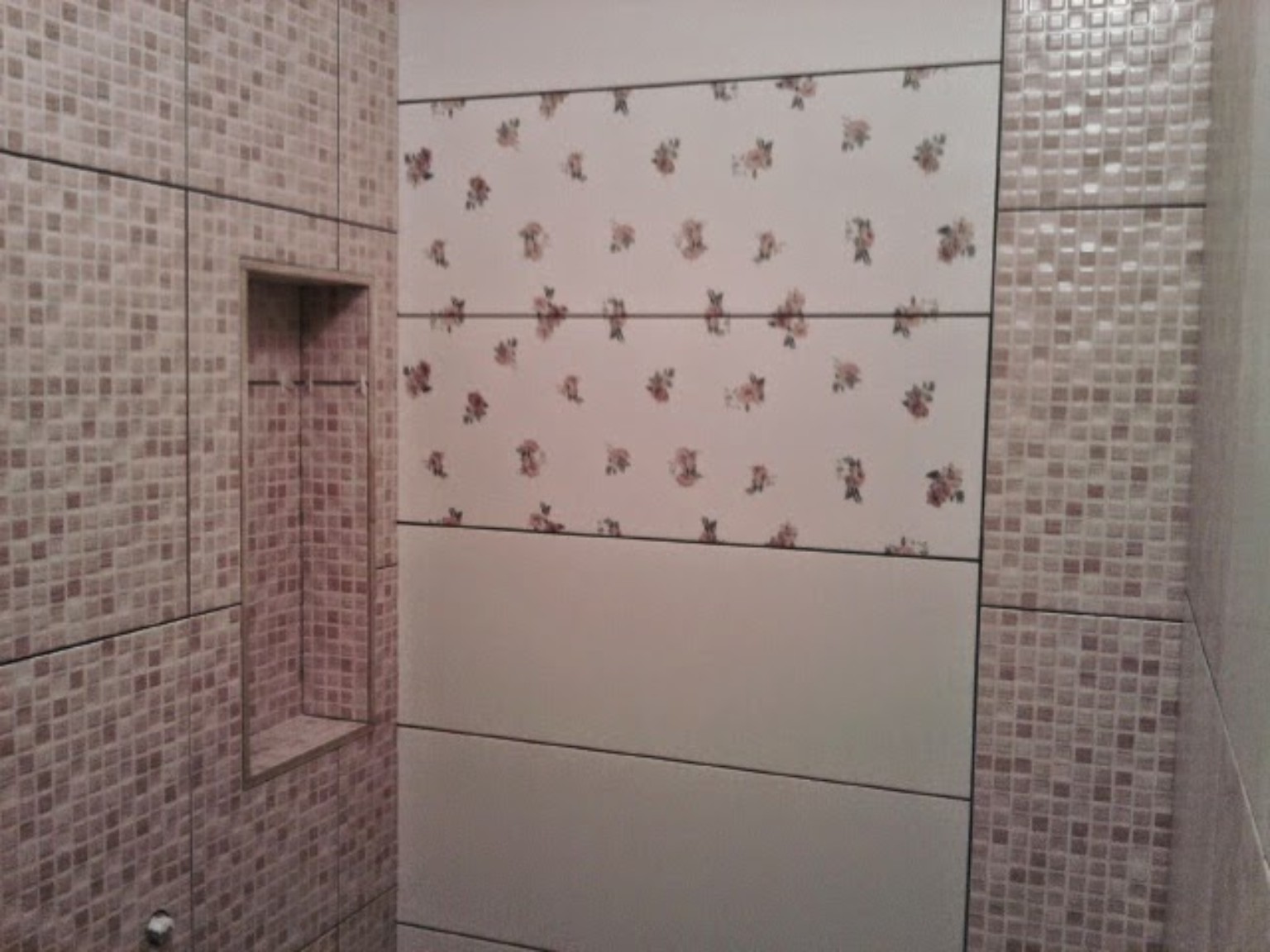 Niche murale réalisée dans une salle de bains