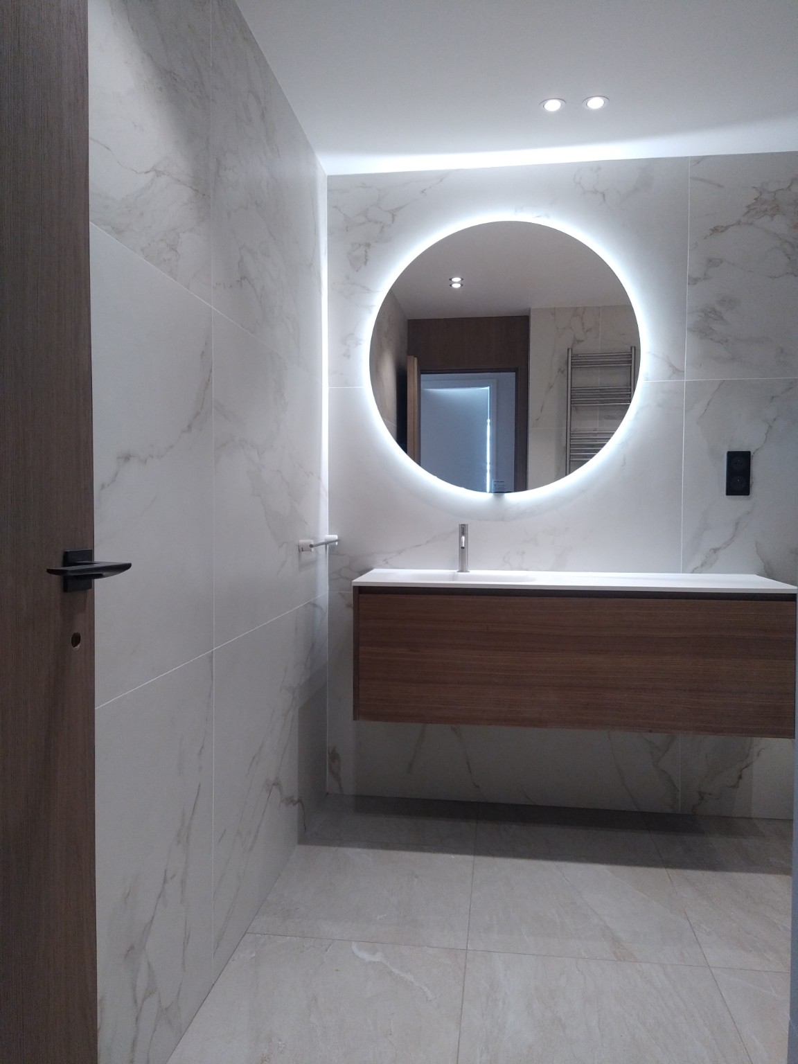 Meuble vasque suspendu et miroir rond éclairé