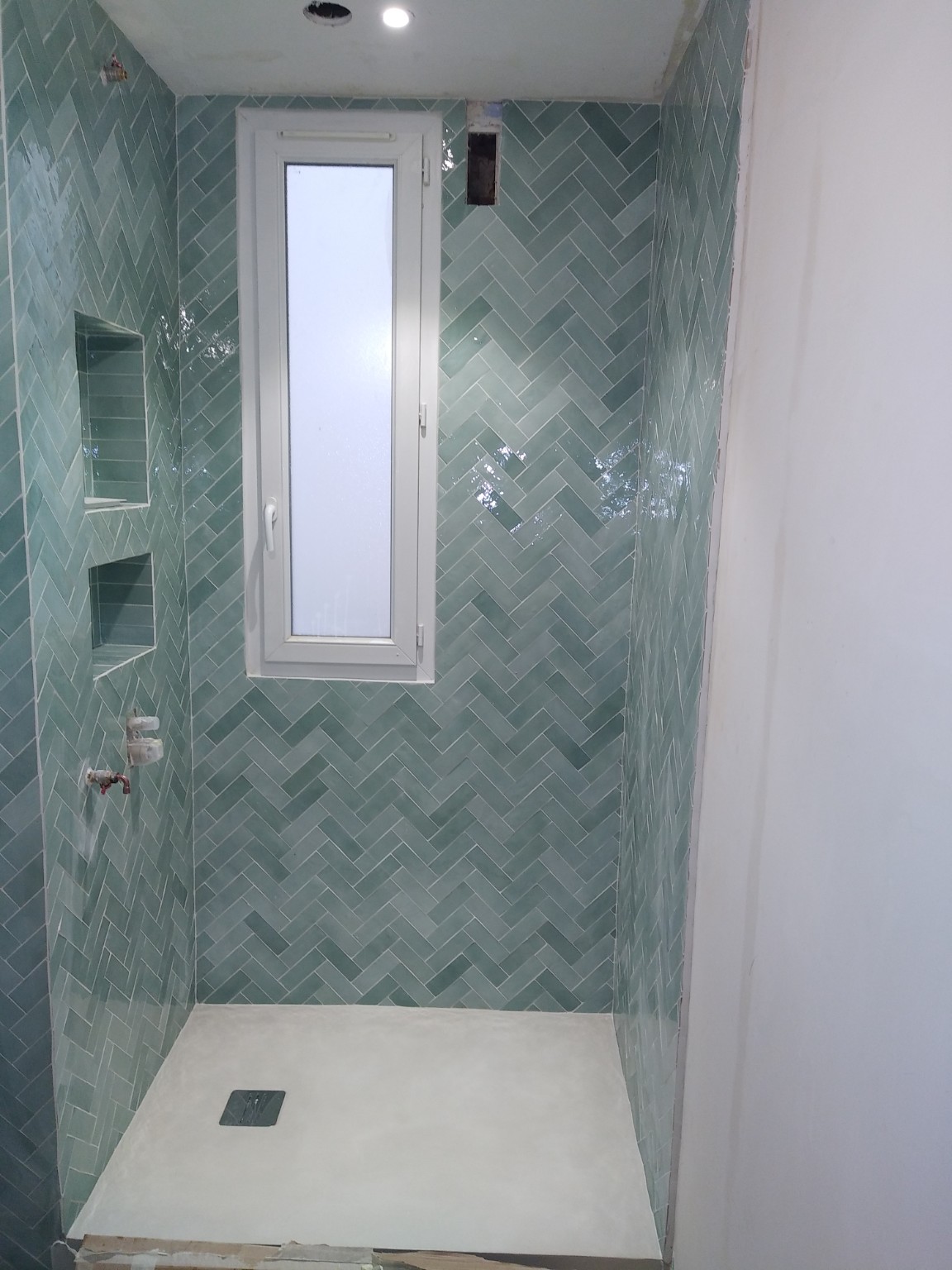 Douche à l’italienne avec carrelage vert en chevrons