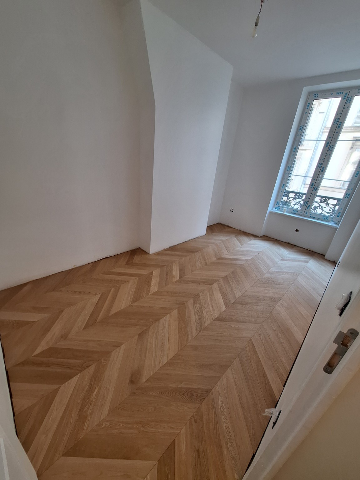 Parquet en chevrons posé dans une pièce rénovée
