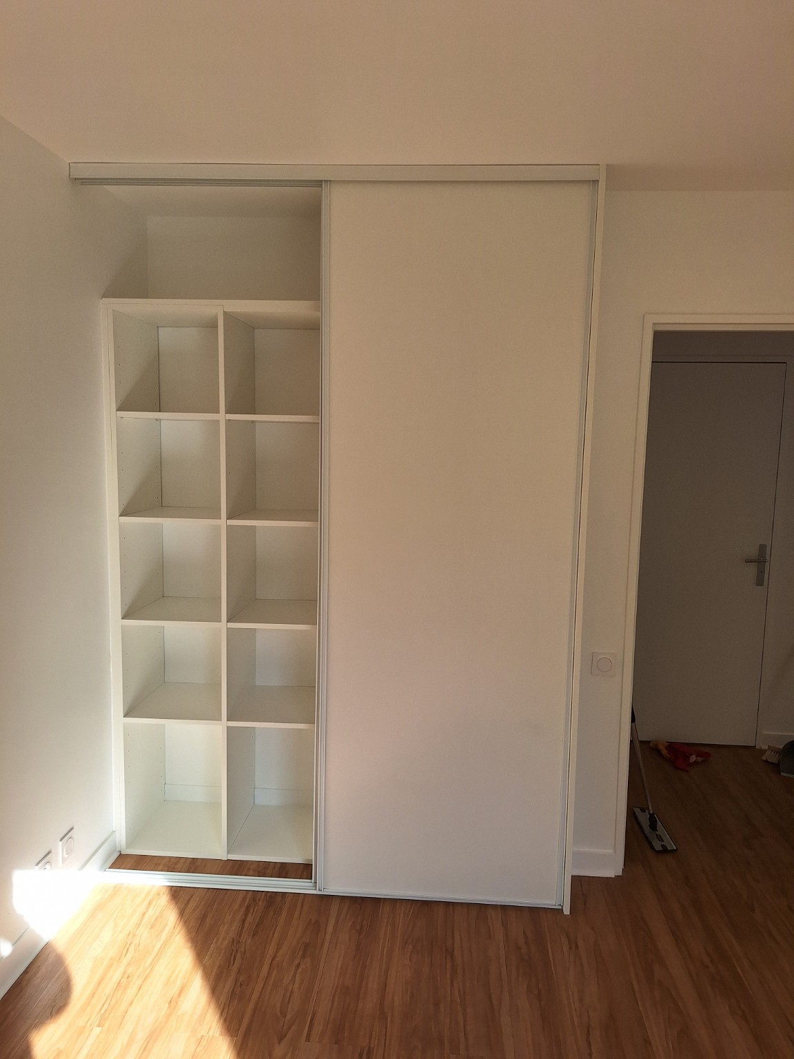 Placard blanc sur mesure avec étagères intégrées