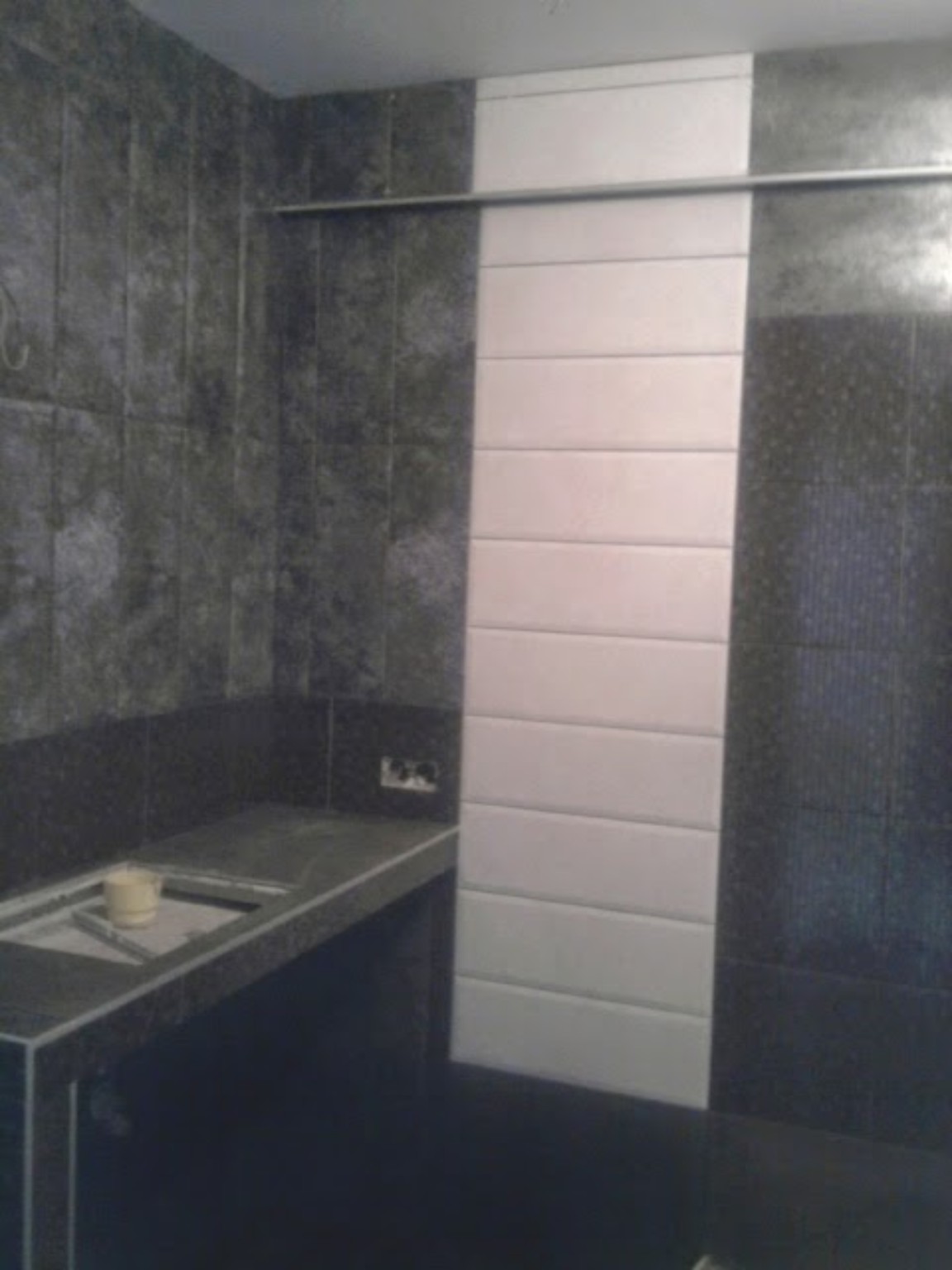 Salle de bains contemporaine en carrelage sombre