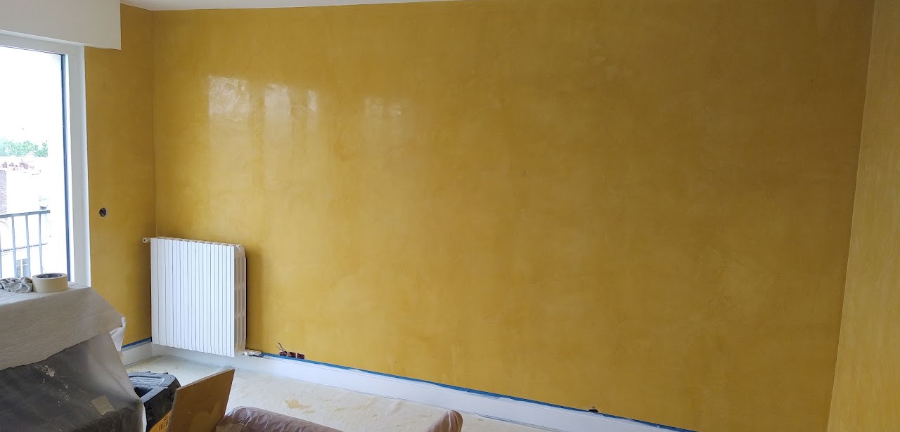 Mur intérieur avec finition décorative dans une teinte ocre
