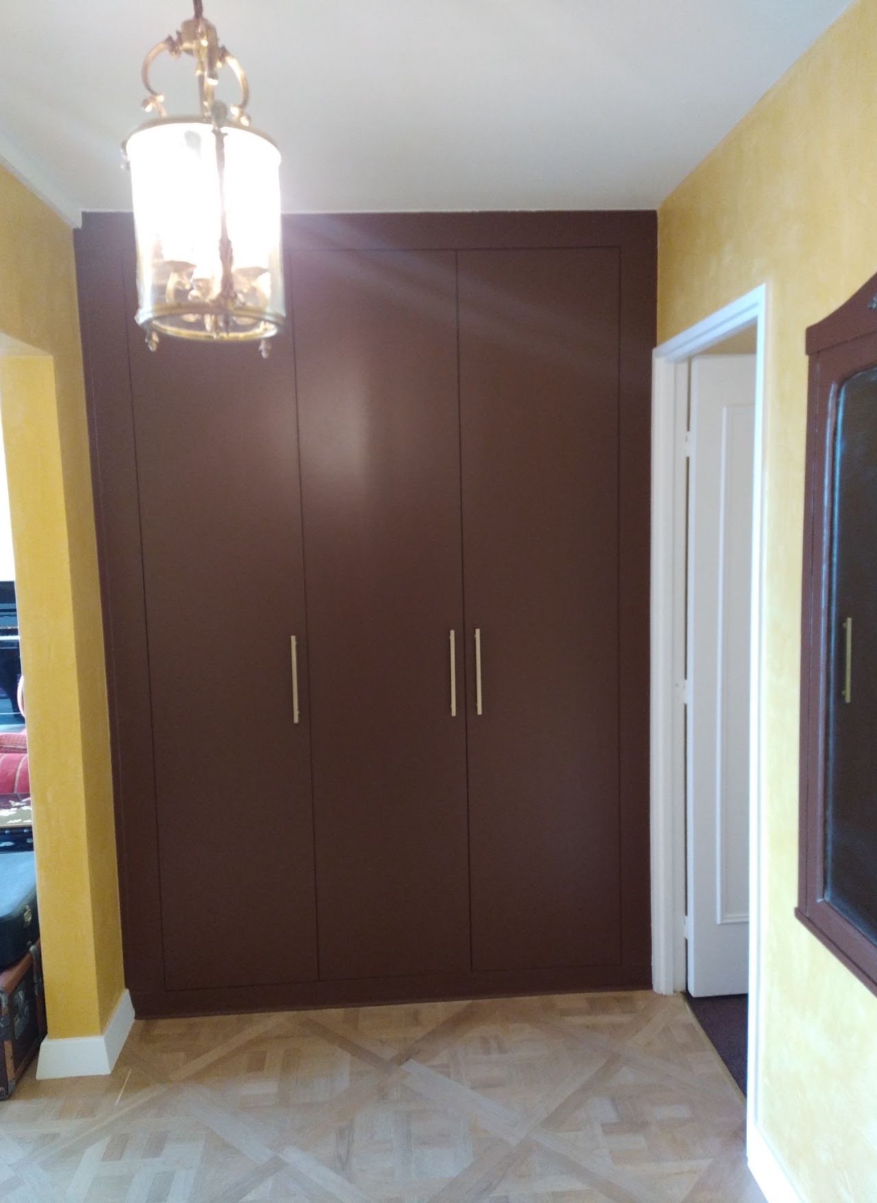 Placard brun réalisé sur mesure dans une entrée
